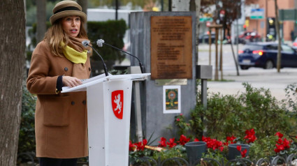 La alcaldesa de Zaragoza, Natalia Chueca, ha presidido el homenaje a las víctimas.