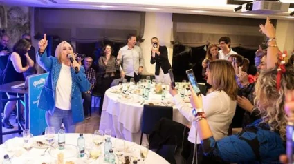 Momento en el que Belén Esteban sorprende en una cena de empresa