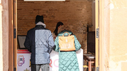 Dos turistas en la oficina de turismo de Lorca