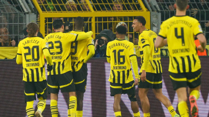 El Dortmund celebra el gol de Guirassy desde el punto de penalti contra el Barcelona