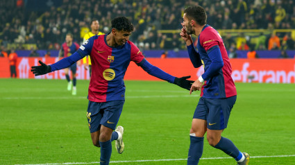 Ferran Torres celebra con Lamine Yamal el 2-3 para el Barcelona en el campo del Dortmund