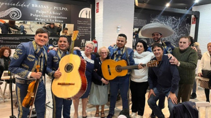 Esperanza Cortiñas en la celebración de sus 108 años acompañada de familia, amigos y los mariachis