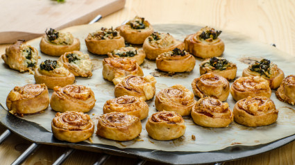 Canapés de hojaldre con espinacas, queso azul y ajo, snack fácil