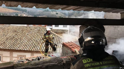 Imagen de archivo de los bomberos sofocando un incendio en una vivienda.