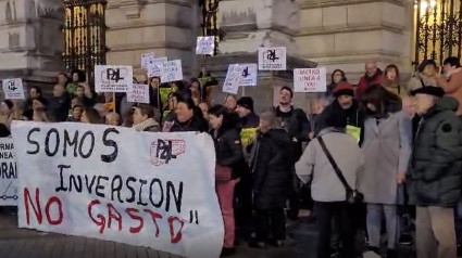 Las protestas por la línea 4 del metro de Bilbao llegan a las puertas de la Diputación de Bizkaia