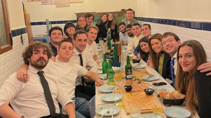 Amigos reunidos en un restaurante