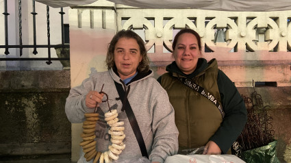 Ana y su compañera, en el puesto de rosquillas