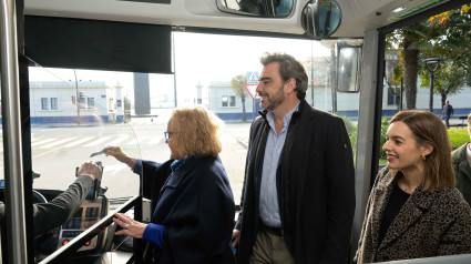 Amparo entra en el bus con la tarjeta de transporte