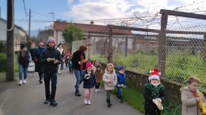 Las familias también acompañaron en el paseo solidario por las aldeas