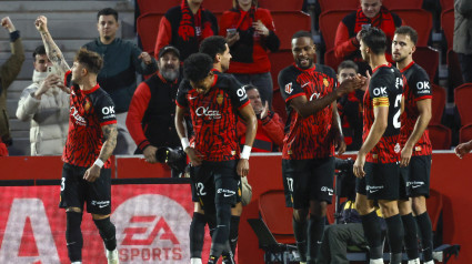 Larin celebra con sus compañeros su gol