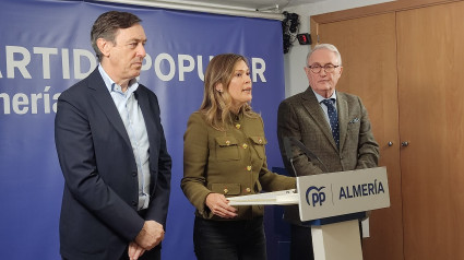 ANA MARTÍNEZ LABELLA JUNTO A RAFAEL HERNANDO Y JESÚS CAICEDO