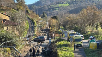 Vehículo siniestrado en El Ponticu