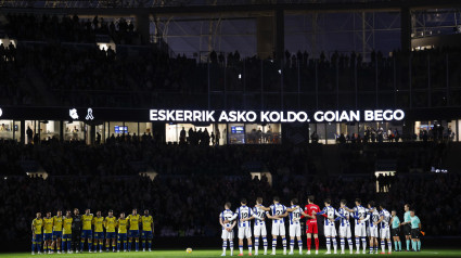 SAN SEBASTIÁN, 15/12/2024.-Los jugadores de la Real Sociedad y de Las Palmas Diego Martínez, guardan un minuto de silencio por Koldo Anza, trabajador de la Real Sociedad, durante el partido de la jornada 17 de LaLiga, este domingo en el estadio Reale Arena en San Sebastián.- EFE/ Javier Etxezarreta