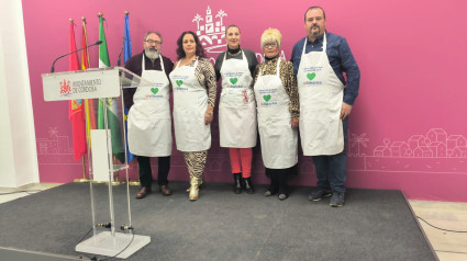 La familia de Lucas de Écija posa en la presentación del Menú Solidario