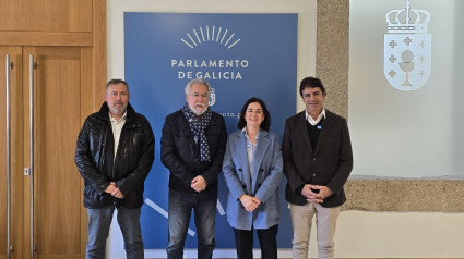 El presidente del Parlamento de Galicia, Miguel Santalices, con representantes de Ourensividad