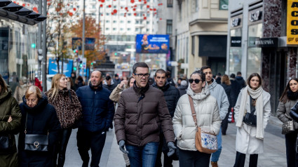 Personas paseando por la Gran Vía madrileña durante este Puente de Diciembre.