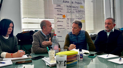 Los alcaldes de Massanassa y lorca, en el centro, durante la reunión de este lunes