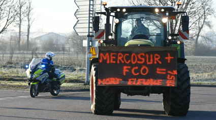 Un agricultor protesta con su tractor, mostrando un cartel contra el acuerdo Mercosur-UE