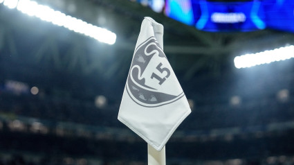 Bandera de esquina con el número 15 de la Liga de Campeones durante el partido de la fase de la Liga de Campeones de la UEFA 2024/25 entre el Real Madrid CF y el AC Milan en el Estadio Santiago Bernabéu el 5 de noviembre de 2024, en Madrid, España