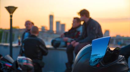 Casco de moto contra conductores desenfocados