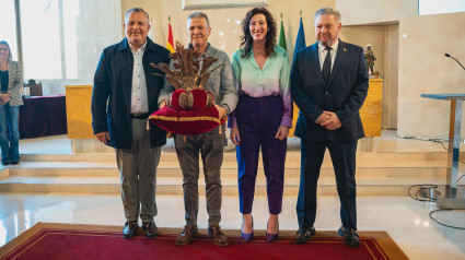 Entrega credenciales a los emisarios de los Reyes Magos.