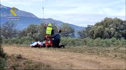 Complejo rescate vertical de un ciclista accidentado en Turruncún