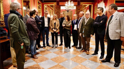 Reunión de la alcaldesa de Granada con la Federación de Hostelería y los directores de los principales hoteles de la ciudad para abordar la normativa de registro de viajeros