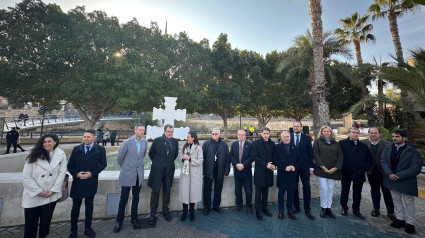 Una cruz de 3 metros marca desde hoy el Camino de Levante a Caravaca desde Murcia