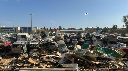 Los coches se apilan uno encima de otro en el que fuera campo de fútbol de Benetúser