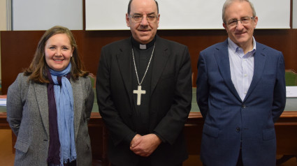 Katya Palafox, delegada de Trata en la Vicaría de Pastoral Social y Promoción Humana, el arzobispo de Pamplona, Florencio Roselló y Luis Javier Fortún, delegado diocesano del Jubileo.