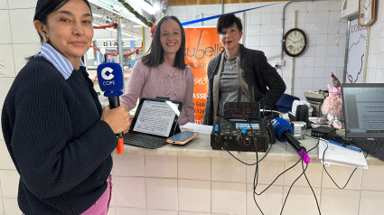 Pilar Cisneros con Verónica y Silvia, propietarias de la Joyería Cubells de Benteúser, uno de los municipios más afectados por la DANA