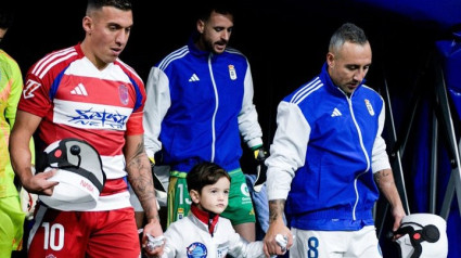 Darío, niño de tres años que sufre FOP, junto a Cazorla y Uzuni en el partido entre el Real Oviedo y el Granada