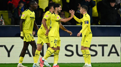 Ayoze celebra con sus compañeros el gol del empate para el Villarreal frente al Rayo Vallecano