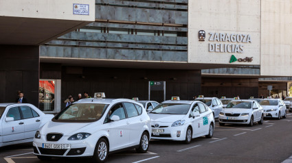 Taxis frente a la estación central de trenes de Zaragoza Delicias, España