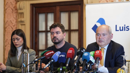 19/12/2024 El abogado de la familia de soldado Carlos León, Luis Romero (d), junto al portavoz de la familia del soldado (c), durante su intervención en la rueda de prensa. A 19 de diciembre de 2024, en Sevilla (Andalucía, España). Rueda de prensa de Luis Romero, abogado de la familia del soldado Carlos León Rico, natural de El Viso del Alcor y fallecido junto al cabo Miguel Ángel Jiménez Andújar, natural de Adamuz (Córdoba), en unas maniobras en la base de la Brigada Guzmán el Bueno X de Cerro Muriano; junto a un portavoz de la familia del soldado sevillano.POLITICA María José López - Europa Press