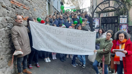 Concentración para urgir el arreglo del CEIP Menéndez Pelayo de Santander.