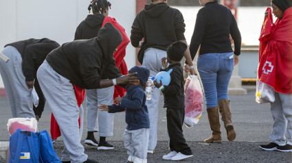 ARRECIFE (LANZAROTE) (ESPAÑA), 20/12/2024.-. Un centenar de personas migrantes, llegadas en las últimas 24 horas, han pasado la noche en la carpa habilitada en el puerto de Arrecife, ante la falta de medios en la isla. En los últimos días han llegado a la isla 321 personas. EFE/ Adriel Perdomo