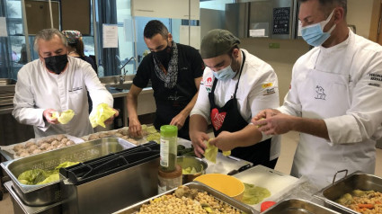 Cocineros elaborando los menús solidarios