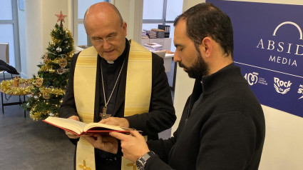 El Obispo de la Diócesis de Orihuela-Alicante durante su visita a Cope Alicante