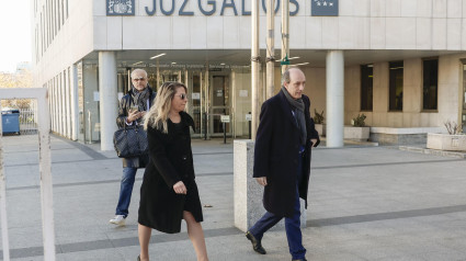 La asesora de Moncloa, Cristina Álvarez (i) a su salida de los juzgados de Plaza Castilla en Madrid