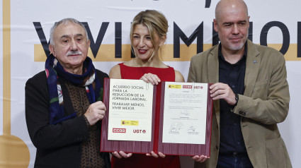 La vicepresidenta segunda del Gobierno y ministra de Trabajo, Yolanda Díaz (C), firma este viernes con los secretarios generales de CCOO y UGT, Unai Sordo (d) y Pepe Álvarez (i), respectivamente, el acuerdo alcanzado entre el Ejecutivo y los sindicatos para reducir la jornada laboral a 37 horas y media en 2025 sin reducción salarial