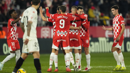 Los jugadores del Girona celebran el gol de David López, primero del equipo catalán, durante el partido de la jornada 18 de LaLiga entre el Girona FC y el Real Valladolid CF