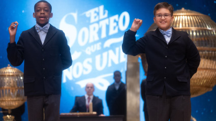 Adam Lucas Kadmiri (i) y Sergio Abaga (d), cantan un quinto premio, el número 37.876