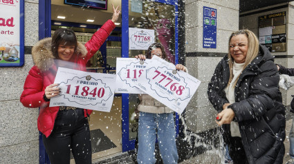 BURGOS, 22/12/2024.- Las dueñas de la administración de lotería número 12 de Burgos celebran que han vendido un tercer y un cuarto premio de la lotería de navidad. EFE/Santi Otero