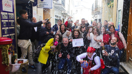 Vecinos de Baza celebran tras ser agraciados con el quinto premio del Sorteo Especial de Navidad este domingo.