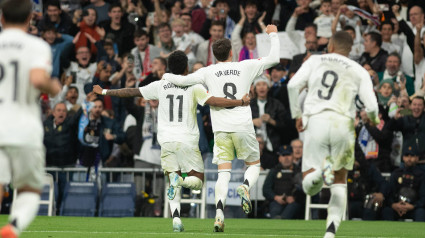 Los jugadores del Real Madrid celebran el golazo de Fede Valverde.