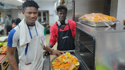 Los voluntarios de cocina prepararon recetas de sus países de origen