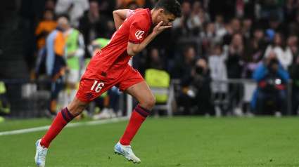 MADRID, 22/12/2024.- El defensa del Sevilla Jesús Navas sale al terreno de juego en el que será su último partido como futbolista profesional durante el encuentro de LaLiga entre el Real Madrid y el Sevilla, este domingo en el estadio Santiago Bernabéu. EFE/ Fernando Villar