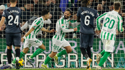 Isco celebra el gol marcado para el Betis frente al Rayo desde el punto de penalti