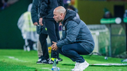 José Alberto, en cuclillas durante el partido ante el Eldense